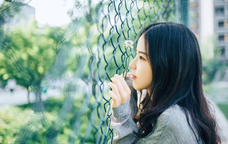 “周瑜一死，这所谓的联盟也就成了一个笑话。”吕布敲了敲桌子，看向贾诩笑道：“文和，你说我们下一步该怎么做？”